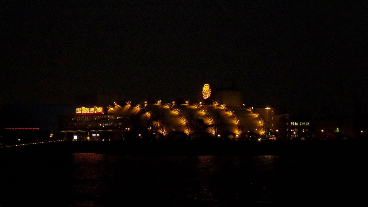 Hamburg am 4.3.2014, Blick von den Landungsbrcken: Theater im Hafen fr  Der Knig der Lwen .