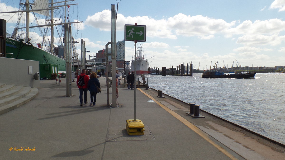 Hamburg am 4.5.2016: auf den Landungsbrcken am Tag vor dem Hafengeburtstag, Fluchtweganzeige - ob das so stimmt? /