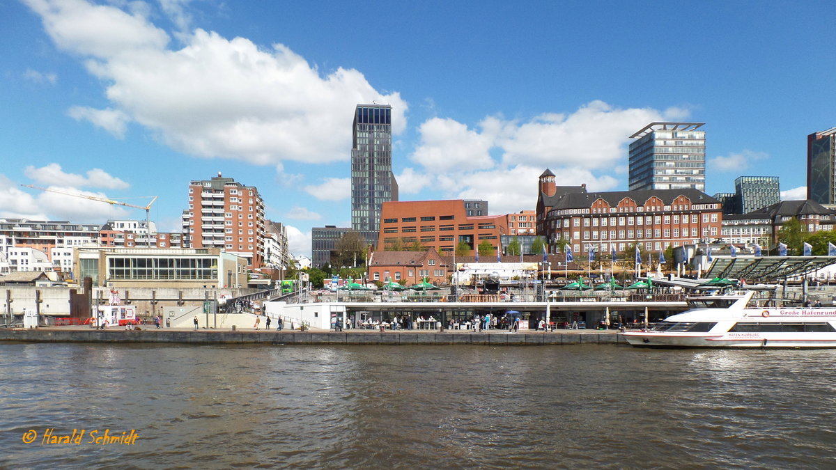 Hamburg am 4.5.2016: Blick von der Elbe auf St. Pauli, der Einschnitt ist die Davidstrae., das hohe Gebude daneben das Empire Riverside Hotel, in dem Gebudekomplex  davor befindet sich das Bernhard-Nocht-Institut fr Tropenmedizin, ganz vorn ist die Brcke 10 der Landungsbrcken /