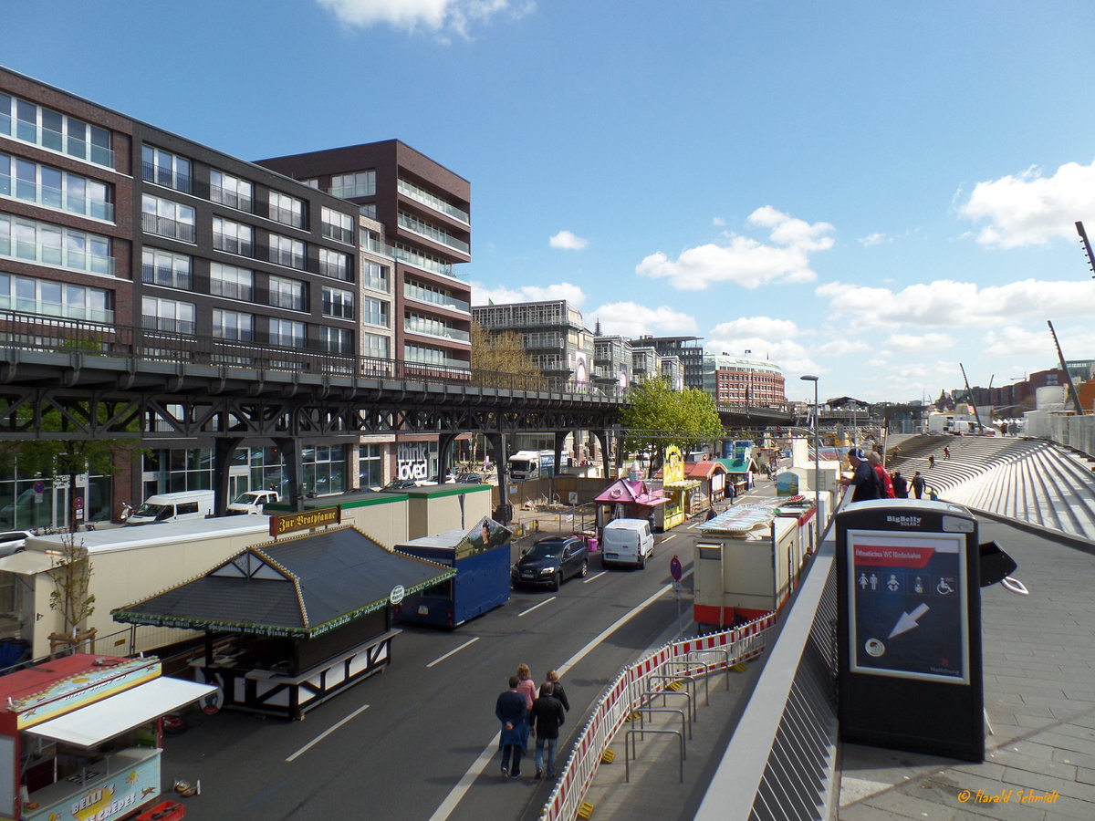 Hamburg am 4.5.2016: Budenaufbau fr den Hafengeburtstag an der Strae Vorsetzen /