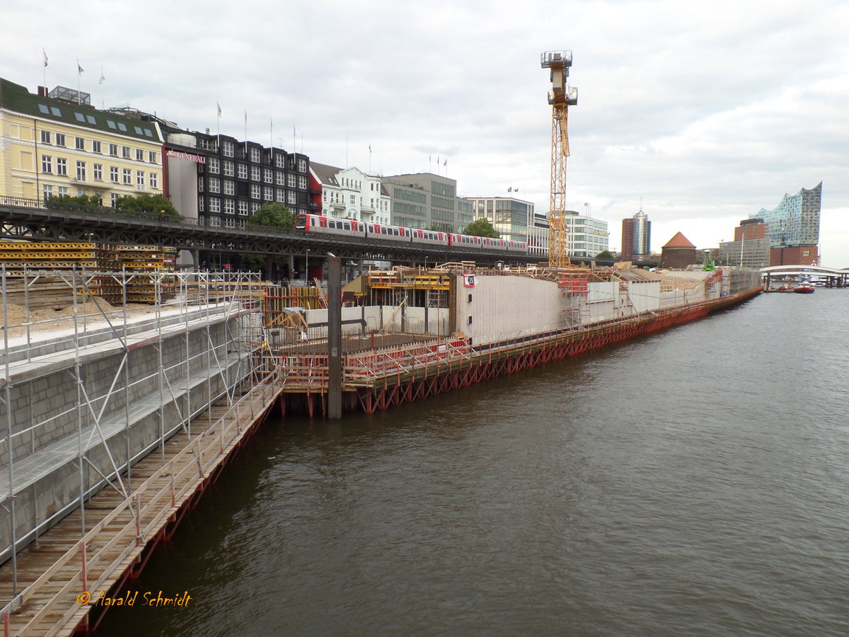 Hamburg am 4.8.2017: Neubau der Hochwasserschutzanlage am Hafentor stlich der Landungsbrcken /