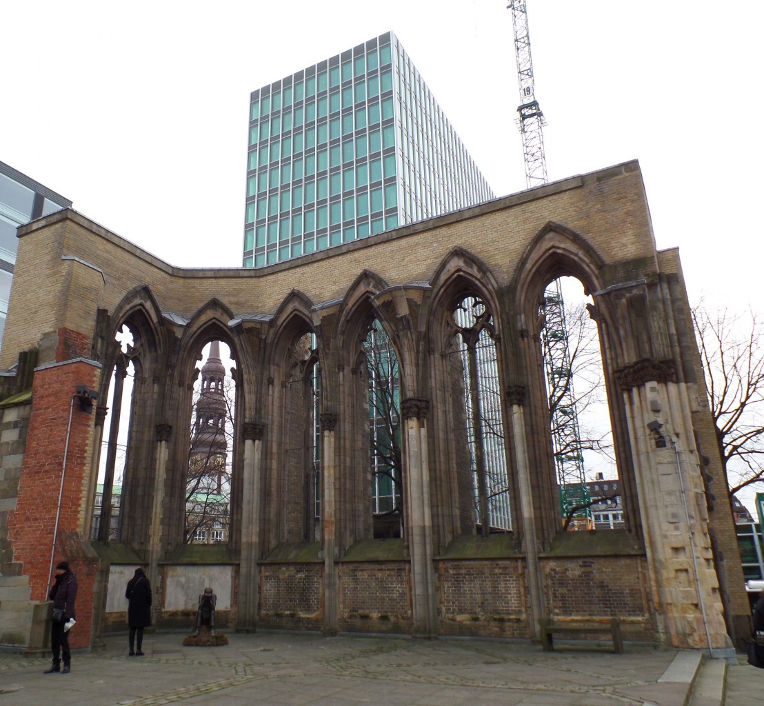 Hamburg am 5.12.2015: Detailansicht der Ruine der Hauptkirche St. Nikolai am Hopfenmarkt. Sie ist als Mahnmal „den Opfern von Krieg und Gewaltherrschaft zwischen 1933 und 1945“ gewidmet.
Am 28. Juli 1943 wurde die Kirche durch Fliegerbomben schwer beschdigt.
Der Turm, ein Teil der sdlichen Auenmauer und die Wnde des Chors sind erhalten.
Die Grundsteinlegung des jetzigen Baus fand am 24. September 1846 statt, 1863 Weihe, 1874 Vollendung des Turmes. 
Mit dem 147,3 Meter hohen Turm war die Nikolaikirche bis zur Vollendung der Kathedrale von Rouen im Jahre 1877 das hchste Bauwerk der Welt.
