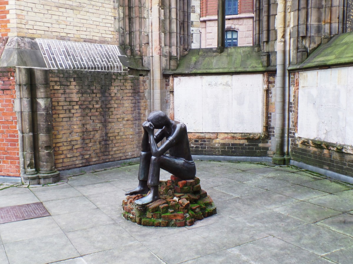 Hamburg am 5.12.2015: Detailansicht der Ruine der Hauptkirche St. Nikolai am Hopfenmarkt. Sie ist als Mahnmal „den Opfern von Krieg und Gewaltherrschaft zwischen 1933 und 1945“ gewidmet.
Die Bronzefigur Prfung, 2004 von Edith Breckwoldt geschaffen, ist in der Apsis des ehemaligen sdlichen Seitenschiffs aufgestellt und der Gedenksttte des ehemaligen Stammlagers Sandbostel gewidmet. Der Sockel der Skulptur ist aus Backsteinen der Barackenfundamente aufgeschichtet.

Am 28. Juli 1943 wurde die Kirche durch Fliegerbomben schwer beschdigt.
Der Turm, ein Teil der sdlichen Auenmauer und die Wnde des Chors sind erhalten.
Die Grundsteinlegung des jetzigen Baus fand am 24. September 1846 statt, 1863 Weihe, 1874 Vollendung des Turmes. 
Mit dem 147,3 Meter hohen Turm war die Nikolaikirche bis zur Vollendung der Kathedrale von Rouen im Jahre 1877 das hchste Bauwerk der Welt.
