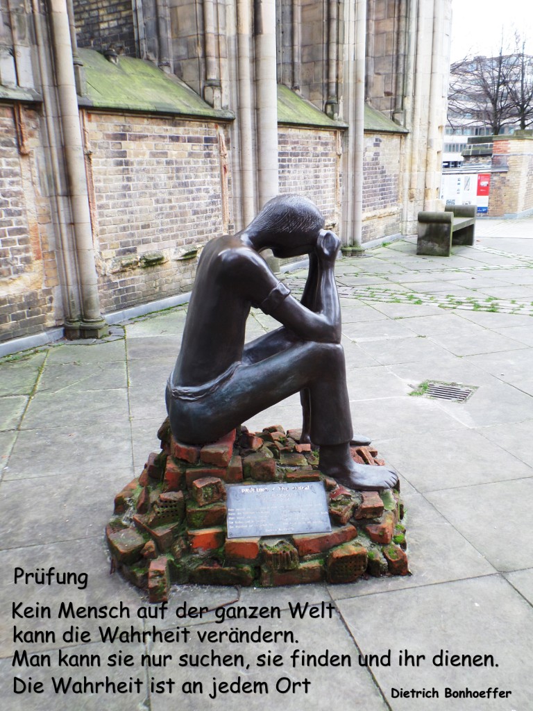 Hamburg am 5.12.2015: Detailansicht der Ruine der Hauptkirche St. Nikolai am Hopfenmarkt. Sie ist als Mahnmal „den Opfern von Krieg und Gewaltherrschaft zwischen 1933 und 1945“ gewidmet. 
Die Bronzefigur Prfung, 2004 von Edith Breckwoldt geschaffen, ist in der Apsis des ehemaligen sdlichen Seitenschiffs aufgestellt und der Gedenksttte des ehemaligen Stammlagers Sandbostel gewidmet. Der Sockel der Skulptur ist aus Backsteinen der Barackenfundamente aufgeschichtet.

Am 28. Juli 1943 wurde die Kirche durch Fliegerbomben schwer beschdigt.
Der Turm, ein Teil der sdlichen Auenmauer und die Wnde des Chors sind erhalten.
Die Grundsteinlegung des jetzigen Baus fand am 24. September 1846 statt, 1863 Weihe, 1874 Vollendung des Turmes. 
Mit dem 147,3 Meter hohen Turm war die Nikolaikirche bis zur Vollendung der Kathedrale von Rouen im Jahre 1877 das hchste Bauwerk der Welt.
