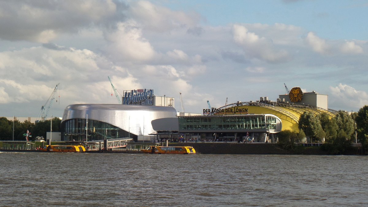 Hamburg am 5.8.2016: Blick von den Landungsbrcken auf die Hafentheater auf Steinwerder /