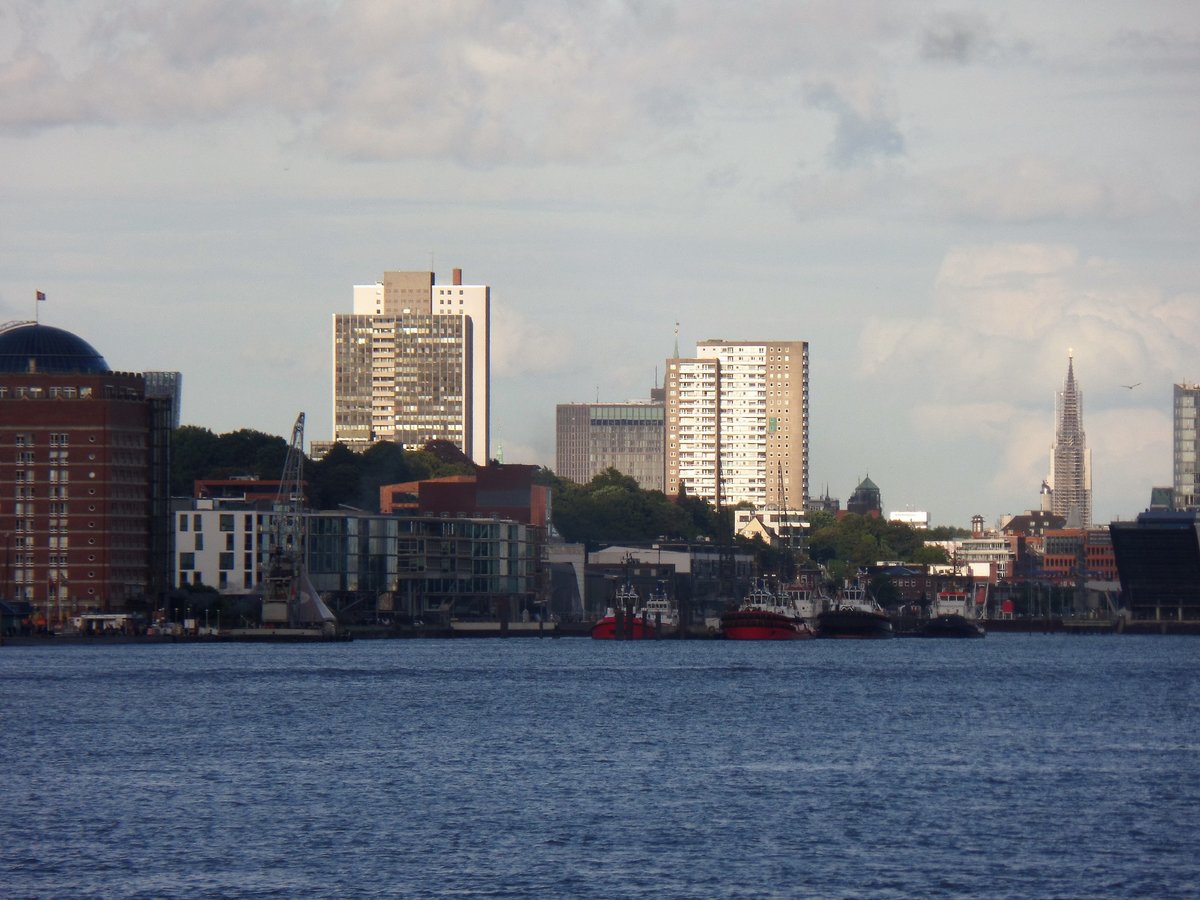 Hamburg am 5.8.2016: Neumhlen mit den Hochhusern an der Palmaille im Hintergrund /