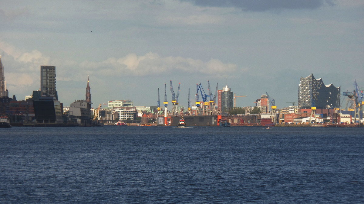 Hamburg am 5.8.2016: Panoramablick von der Elbe auf die Stadt /