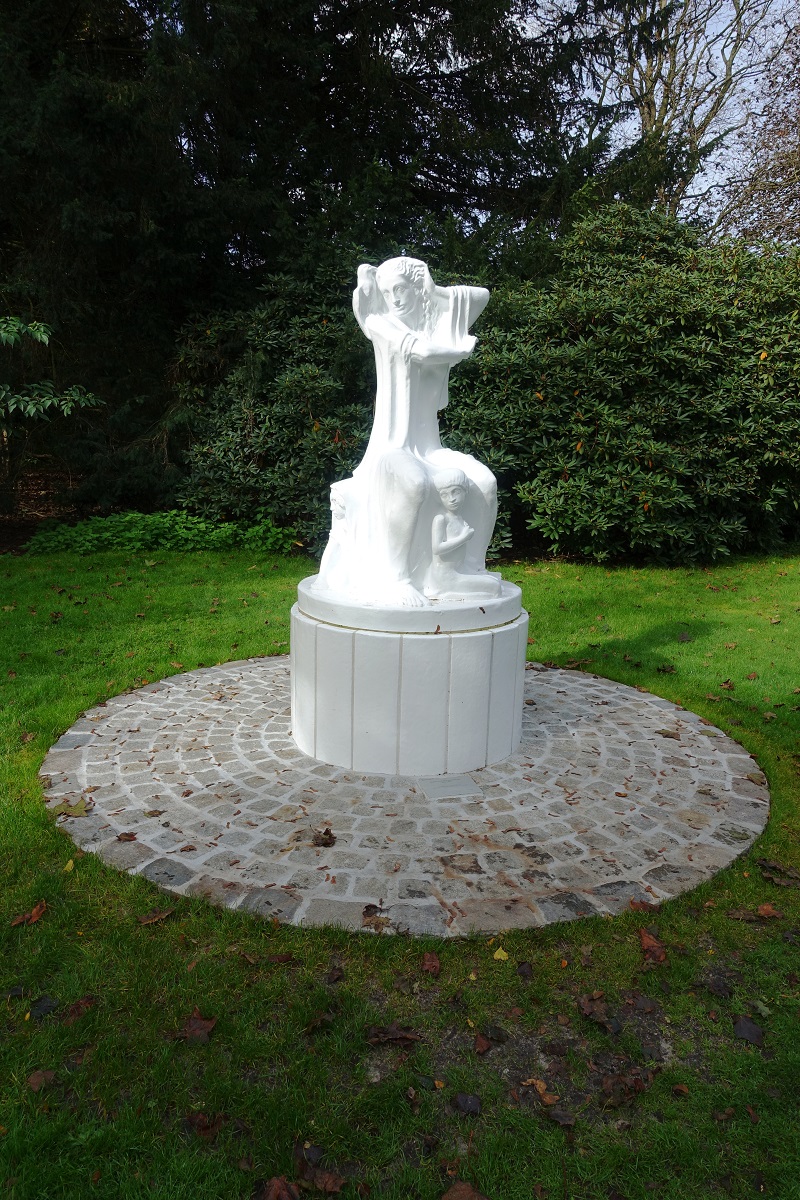 Hamburg am 6.10.2019: Replik der Skulptur „Frauenschicksal“ von Elena Luksch-Makowsky im Stadtpark, das Original wurde 1912 erschaffen) /