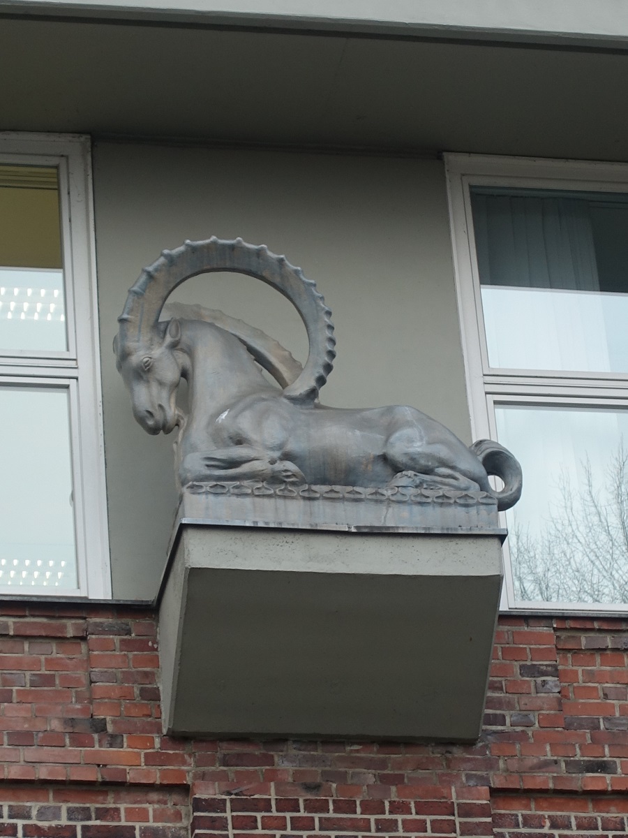 Hamburg am 6.12.2021: Tierfigur am Gebäude der HFBK am Lerchenfeld im Stadtteil Uhlenhorst  /