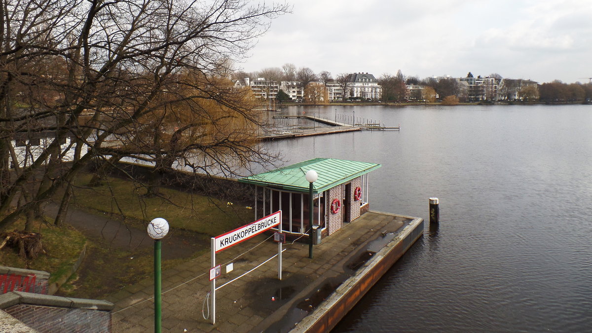 Hamburg am 6.3.2016: Blick von der Krugkoppelbrcke auf den Alsterdampferanleger Krugkoppelbrcke, dahinter die vornehmen Huser an der Strae Bellevue /