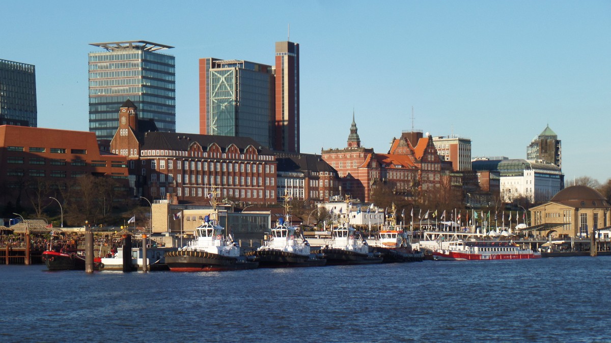 Hamburg am 6.4.2015: Blick von der Elbe auf das St. Pauli brauquartier, im Vordergrund der Schlepperponton / 