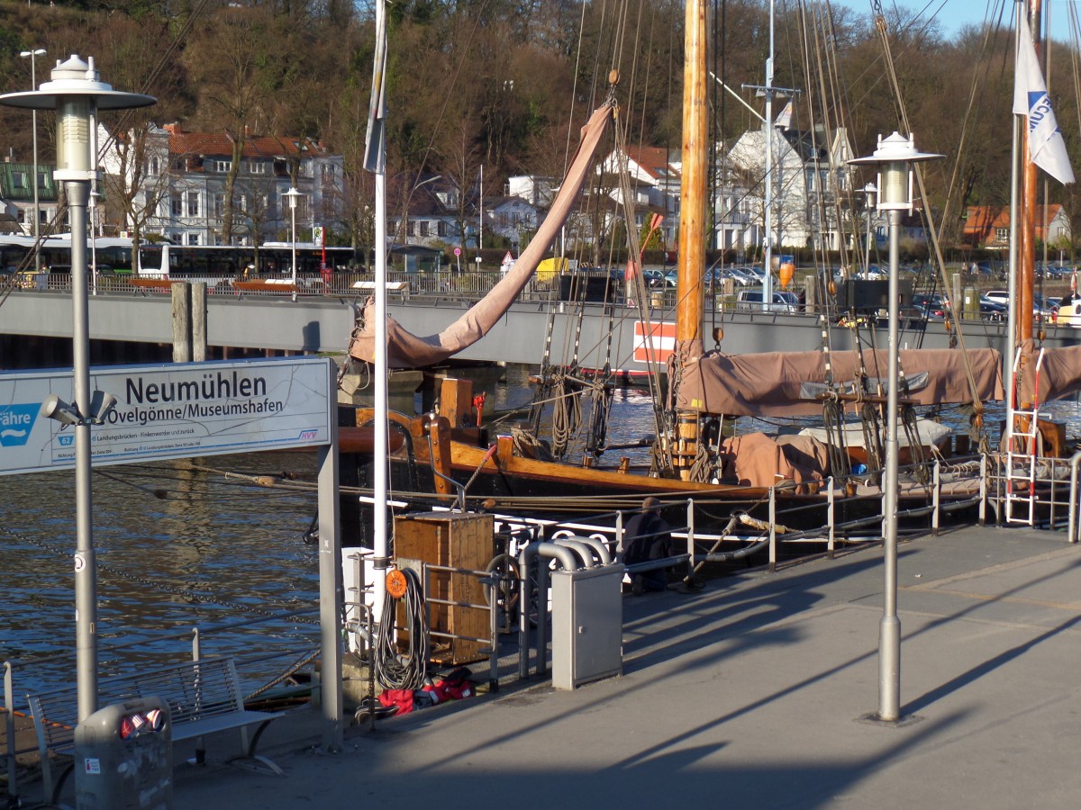 Hamburg am 6.4.2015: Elbe, Impression aus Neumhlen  /  