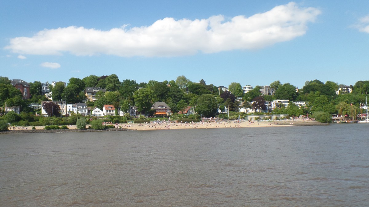 Hamburg am 6.6.2015: reges Strandleben an der Elbe in Nienstedten