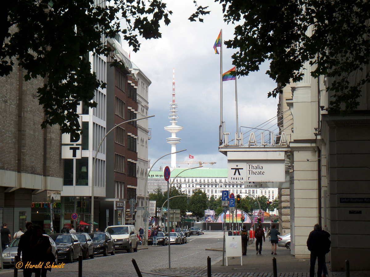 Hamburg am 6.8.2016: Die Strae Alstertor mit dem Thalia-Theater und dem Blick zur Binnenalster, in der Ferne der Fernsehturm (Telemichel)   /