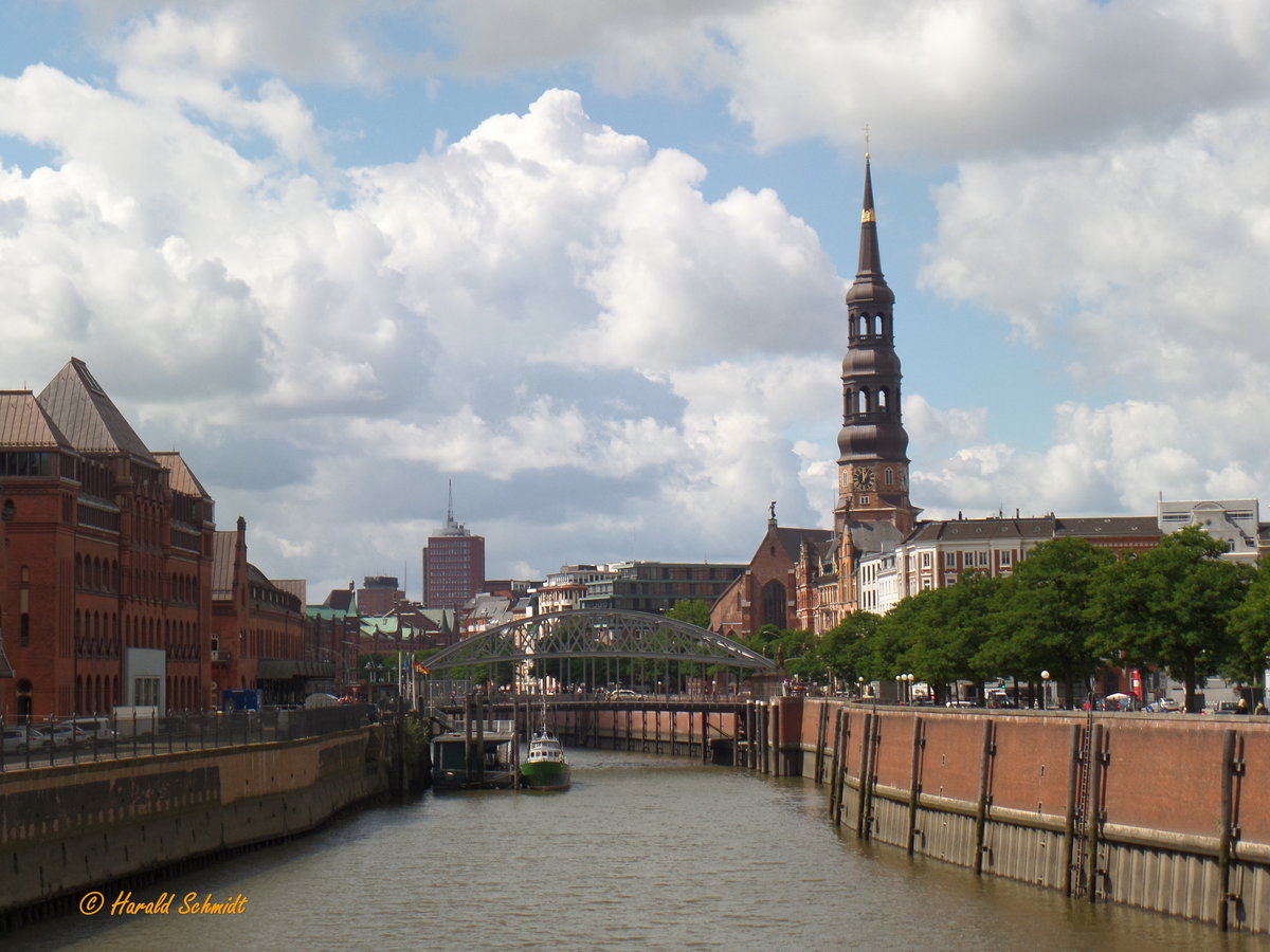 Hamburg am 6.8.2016: Zollkanal mit Blick auf  die St- Annen Brcke und die Hauptkirche St. Katharinen /