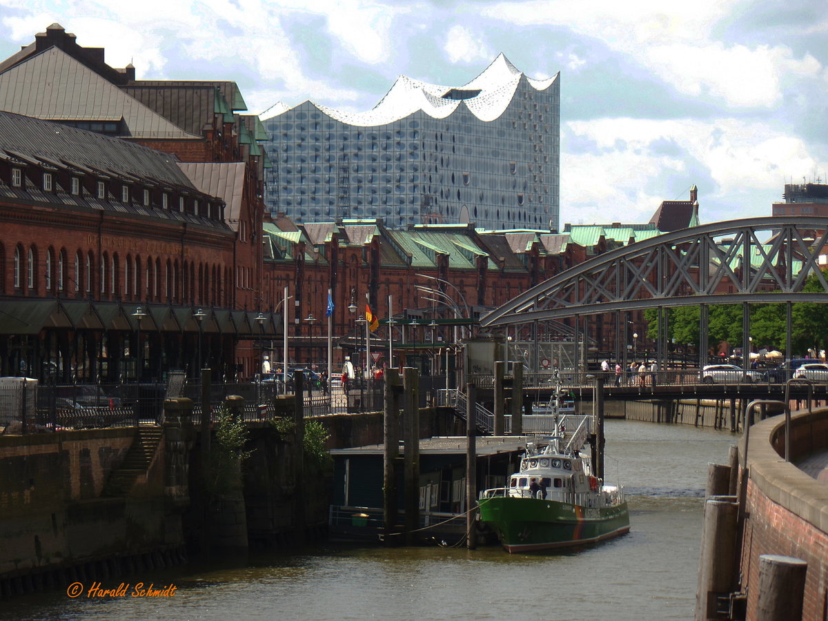 Hamburg am 6.8.2016: Zollkanal mit Blick auf das Zollmuseum, die Speicherstadt und die Elbphilharmonie /