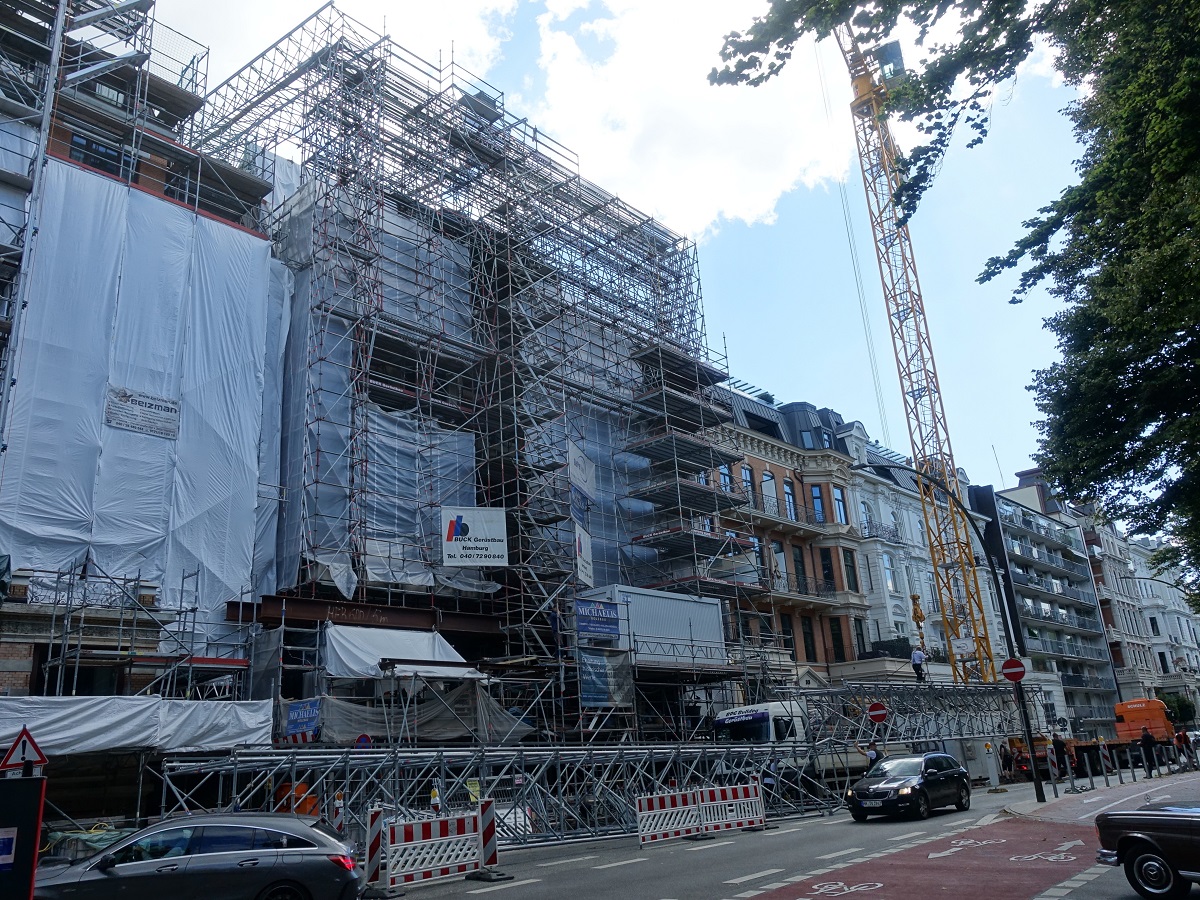 Hamburg am 6.8.2022: Gerst- und Kranabbau im Schwanenwik auf der Uhlenhorst /