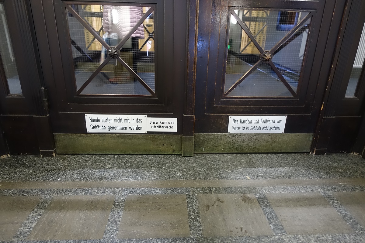 Hamburg am 7.2.2019: Schilder an der Eingangstr der Finanzbehrde am Gnsemarkt
