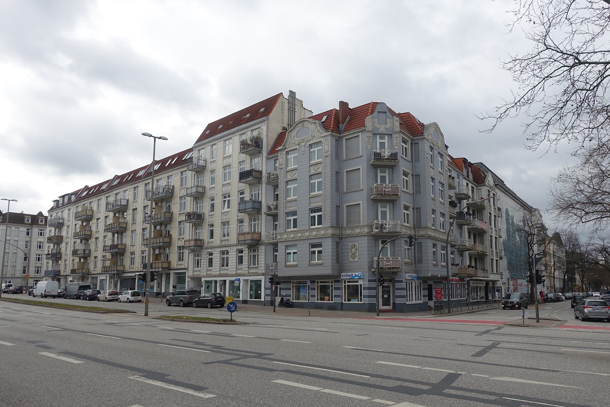 Hamburg am 7.3.2021: Hausensemble in im Stadtteil Winterhude, Barmbeker Strae Ecke Gertigstrae, rechts in der Strae ist ein Hochbunker zu sehen (siehe ID 90066), der nicht abgerissen wurde, sondern u.a. einer Wohnnutzung zugefhrt wurde, an seiner Frontseite wurde ein Wandbild aufgebracht /