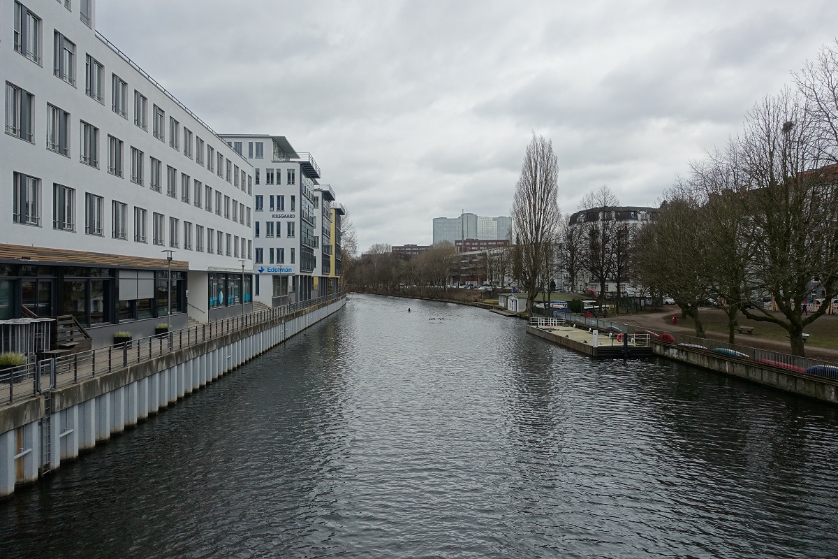 Hamburg am 7.3.2021: Osterbekkanal Richtung Osten, „Grenzflu“ zwischen den Stadtteilen, Winterhude, links und Barmbek-Sd, rechts /