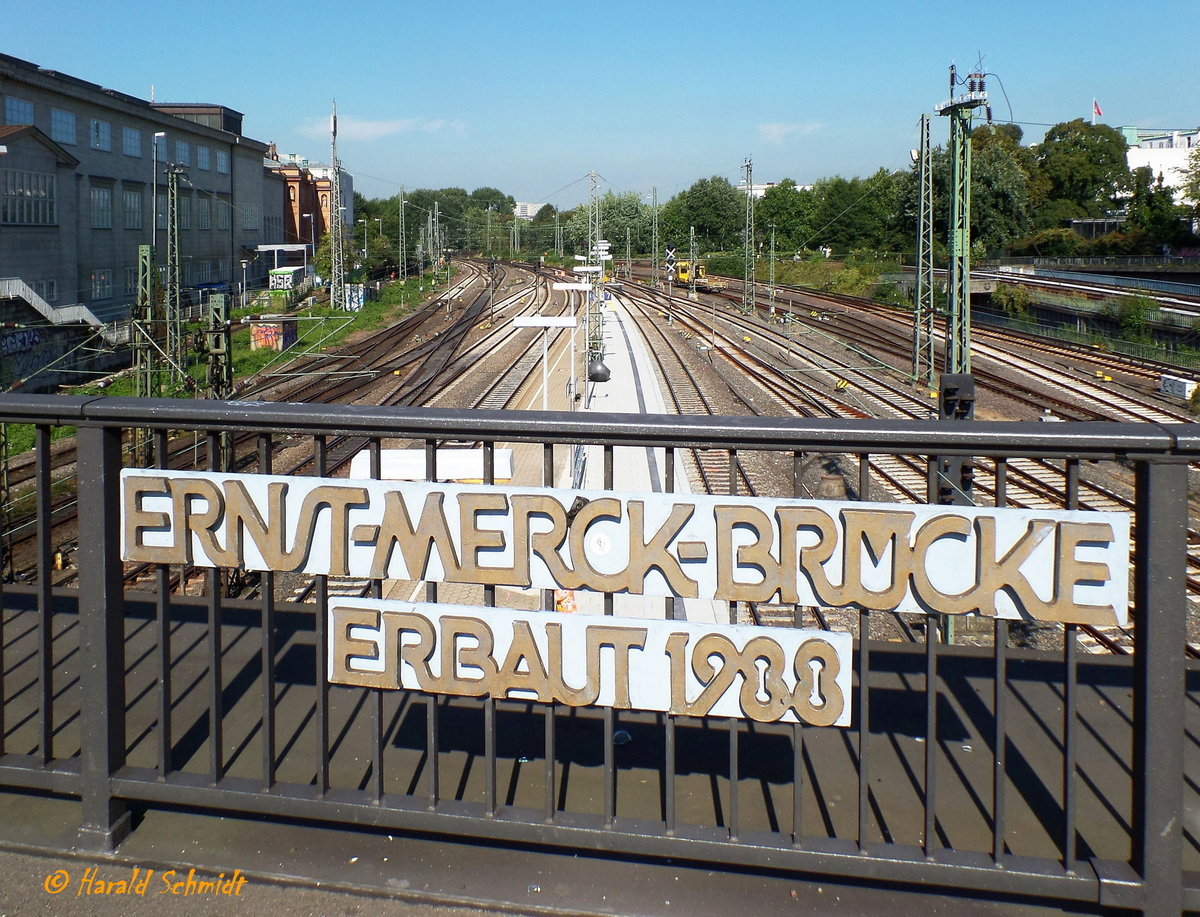 Hamburg am 7.9.2016: Namensschild der Ernst-Merck-Brücke am Hauptbahnhof über der Ausfahrt nach Norden  /