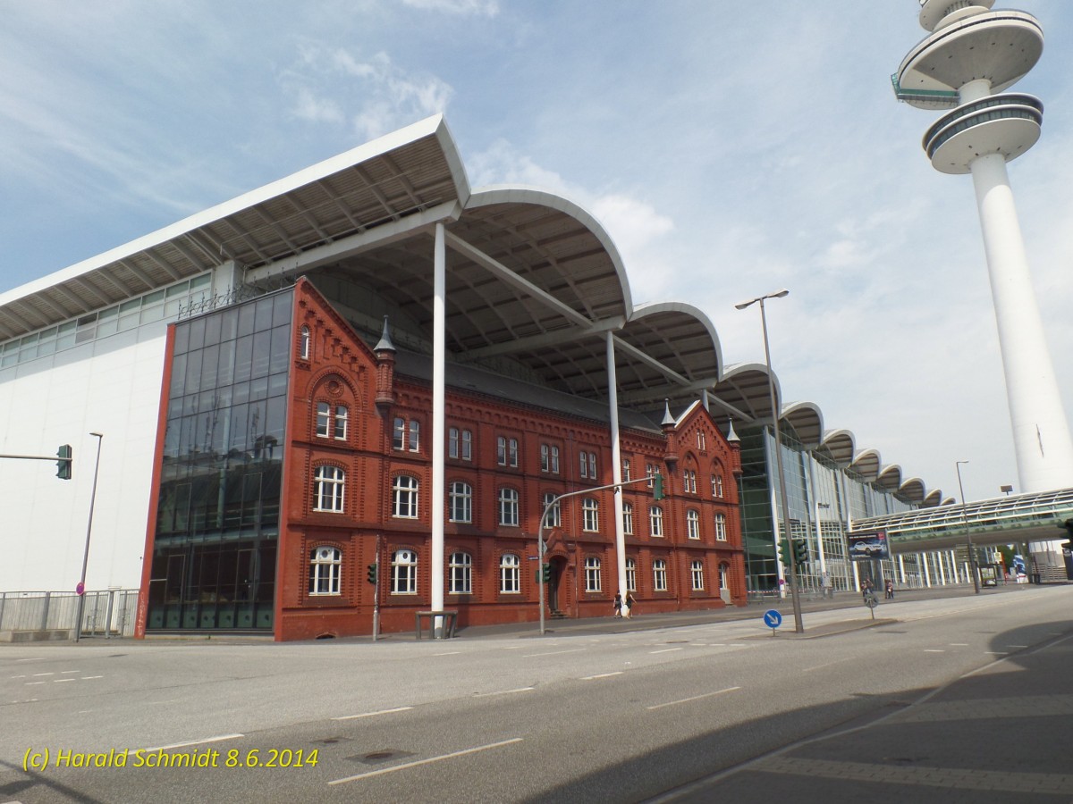 Hamburg am 8.6.2014: Messehallen an der Karolinenstr. mit der intregierten alten Fassade des Verwaltungsgebudes des frheren E-Kraftwerkes „Karoline“