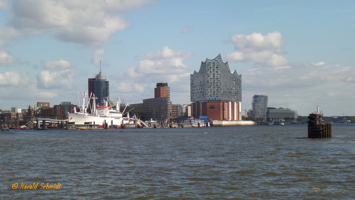 Hamburg am 8.9.2015: Elbphilharmonie von der Elbe aus gesehen