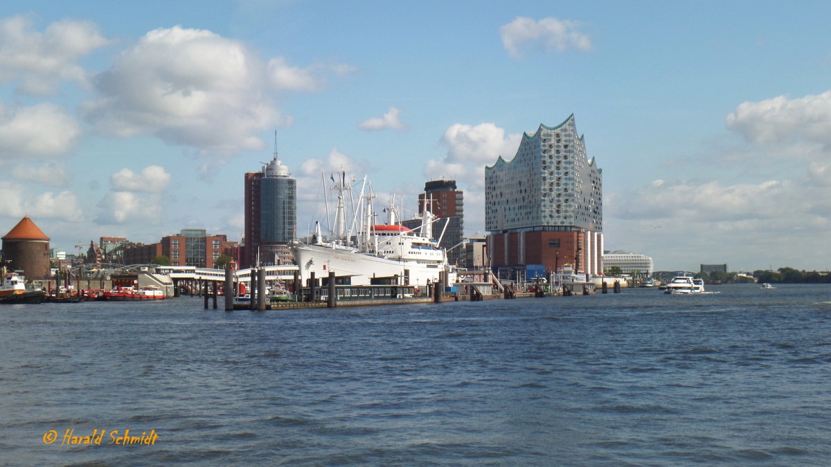 Hamburg am 8.9.2015: Hafencity von der Elbe aus gesehen, mit der berseebrcke und CAP SAN DIEGO