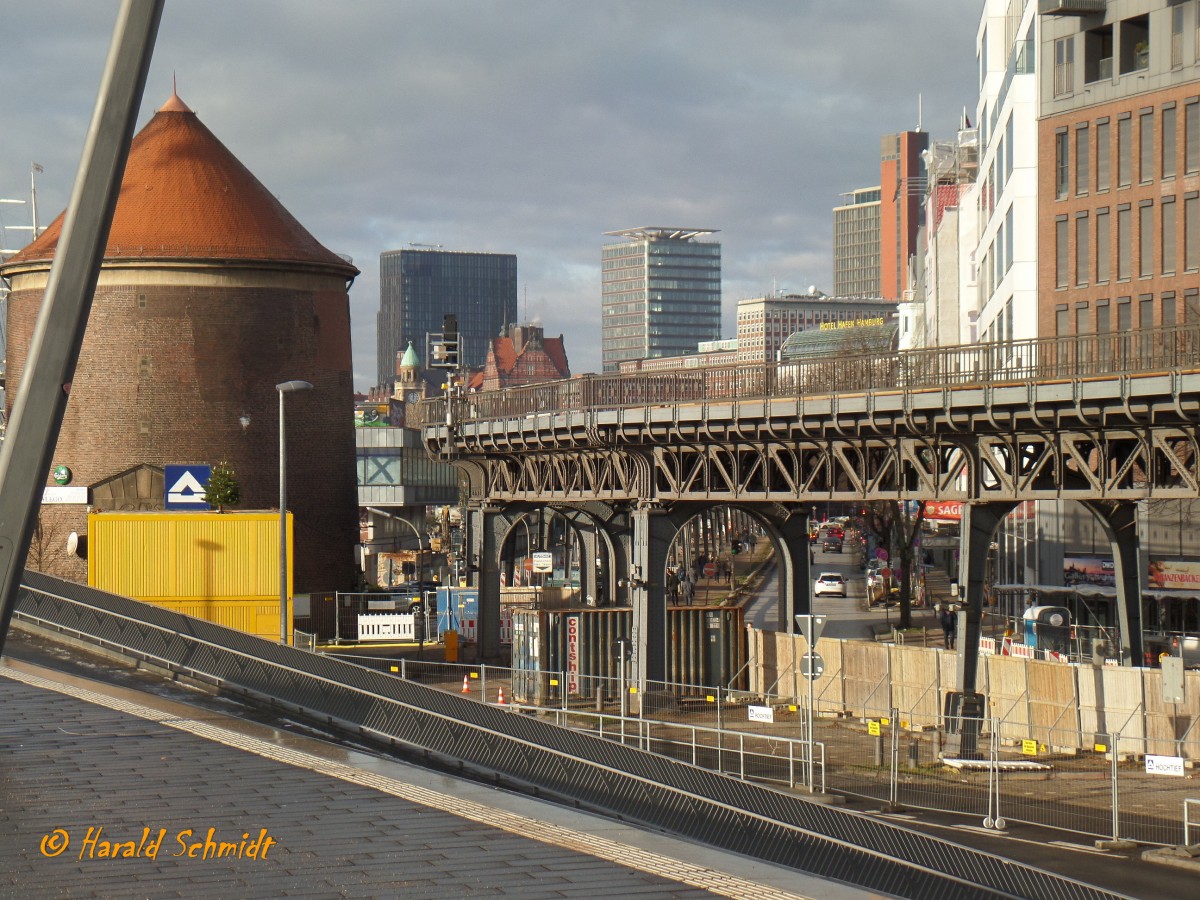 Hamburg am 9.1.2016: Blick von der Hochwasserschutzanlage auf die Strae Vorsetzen mit dem Hochbahnviadukt in Richtung St. Pauli Brauquartier, der Rundturm links ist ein Bunker aus dem WK II und wird heute durch ein portugiesisches Restaurant genutzt /