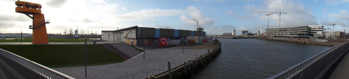 Hamburg am 9.12.2015, Panoramablick von der stlichen Hafencity (Baakenhafen Brcke), links der Aussichtsturm, mittig der Rest des Schuppens  der stehen bleiben wird und die Gebude am Strandkai (berseequartier), rechts das Gebude der Hafencity- Universitt 
