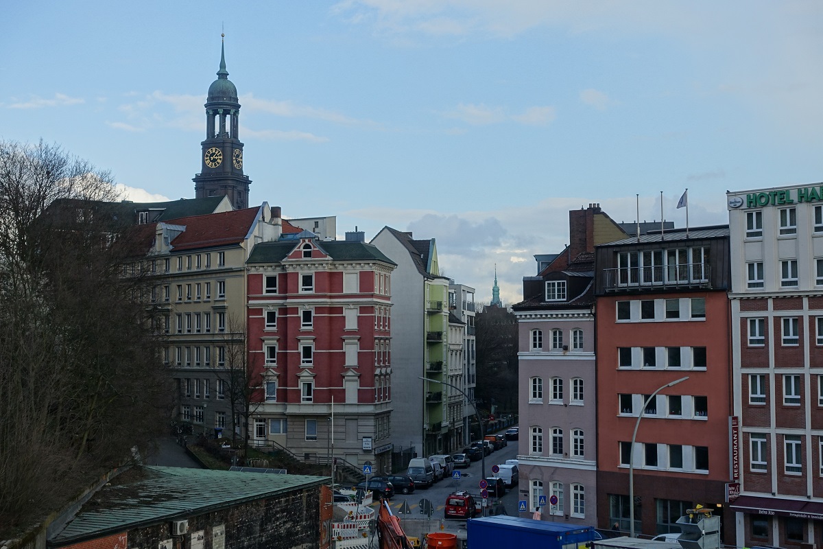 Hamburg am 9.3.2020: Blick vom U-Bahnbahnhof Landungsbrcken  zum Hafentor mit den Husern an der Strae „Eichholz“ und dem Gehweg „Kuhberg“ hinauf zur Strae „Venusberg“ /