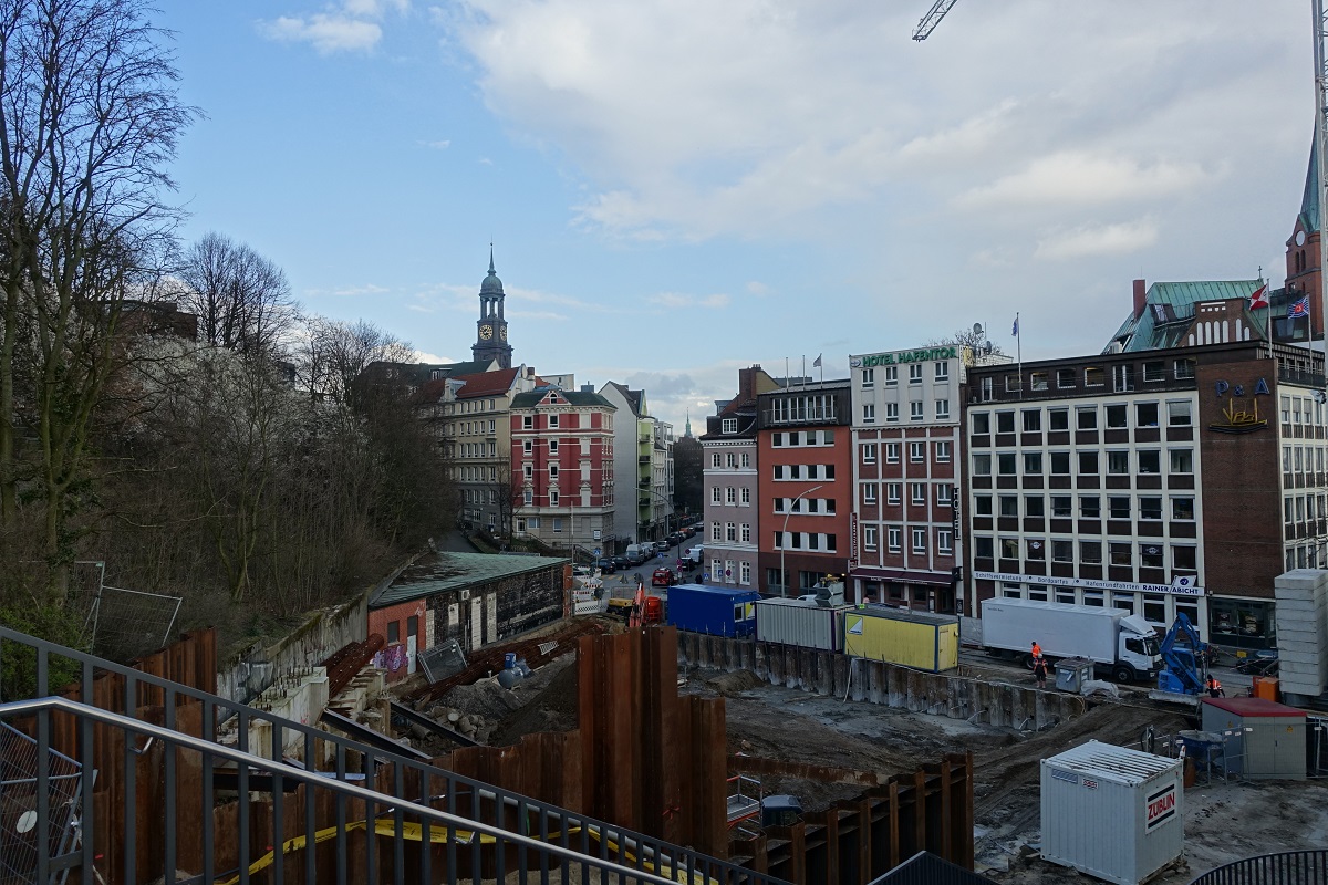 Hamburg am 9.3.2020: dieser Blick vom U-Bahnbahnsteig Landungsbrcken zum Hafentor wird bald nicht mehr mglich sein wie aus dem regen Baugeschehen im Vordergrund zu entnehmen ist /
