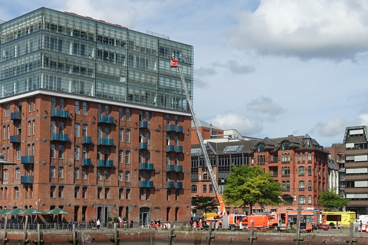 Hamburg am 9.8.2022: Feuerwehrbung an einem Geschftshaus am St. Pauli Fischmarkt  /