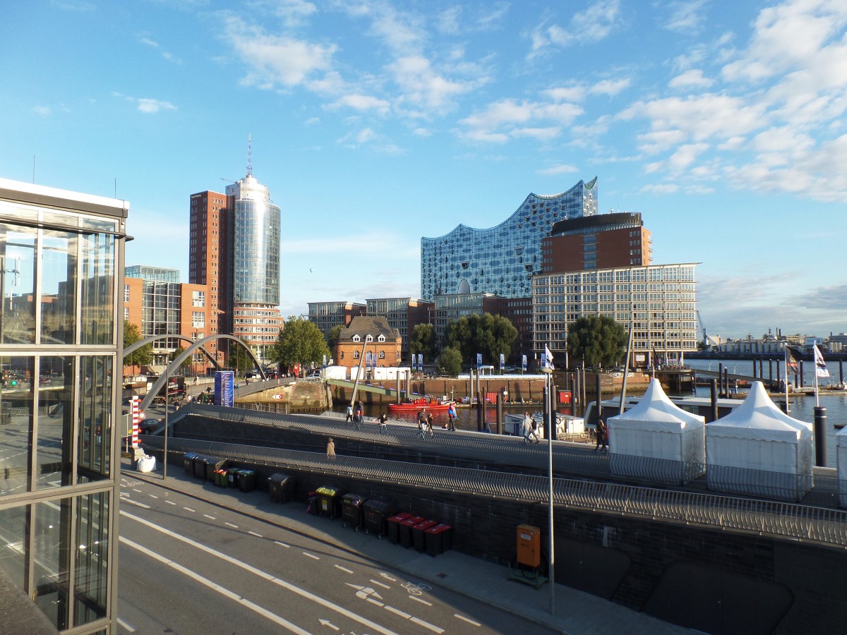 Hamburg am 9.9.2015: Hafencity vom U-Bahnhof Baumwall gesehen