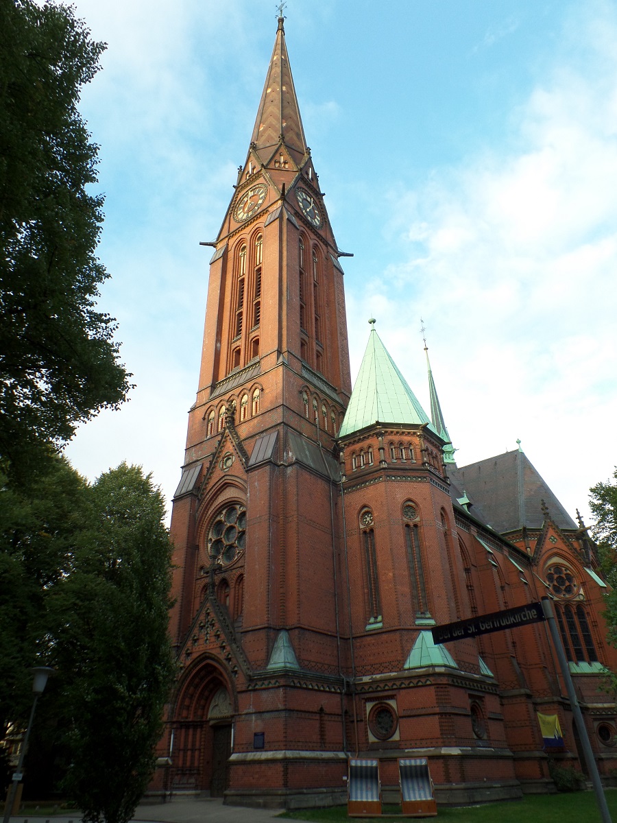 Hamburg am 9.9.2018: Der neugotische Bau der evangelisch-lutherischen St. Gertrud Kirche im Stadtteil Uhlenhorst, Architekt Johannes Otzen, der Name der Kirche geht auf die Jungfrau und Heilige Gertrud von Nevilles zurck