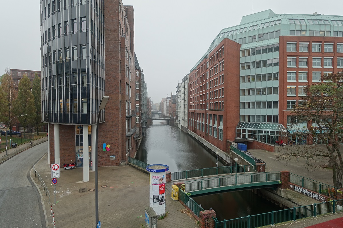 Hamburg am nebligen und trben 11.11.2020 (Karnevalsanfang): Foto vom Bahnsteig der U3 in das Herrengrabenfleet