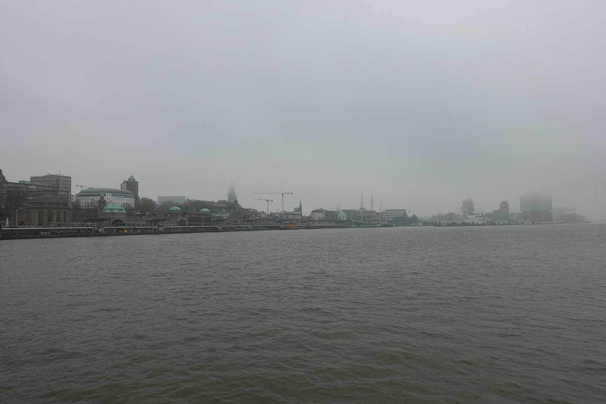 Hamburg am nebligen und trben 11.11.2020 (Karnevalsanfang): Blick vom nrdlichen Eingang des alten Elbtunnels bis zur Hafencity