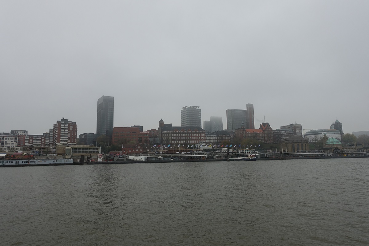 Hamburg am nebligen und trben 11.11.2020 (Karnevalsanfang):  die Landungsbrcken mit der Skyline vom Stadtteil St. Pauli