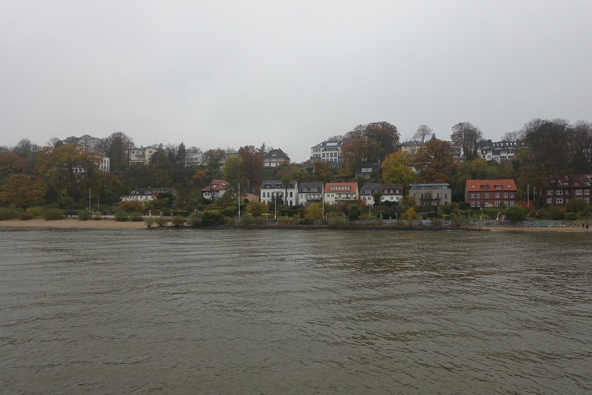 Hamburg am nebligen und trben 11.11.2020 (Karnevalsanfang): die Uferbebauung in velgnne von der HADAG-Fhre auf der Elbe gesehen