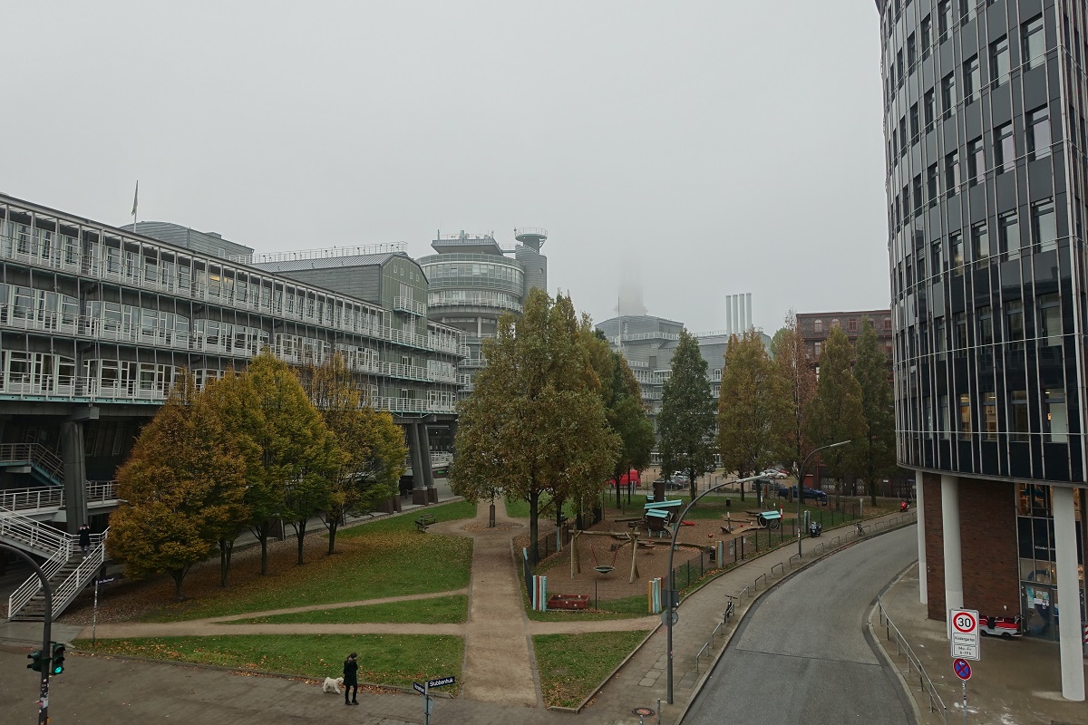 Hamburg am nebligen und trben 11.11.2020 (Karnevalsanfang): Blick vom Bahnsteig der U3, links das Noch-Verlagsgebude von Gruner+Jahr, geradeaus im Nebel der Michel