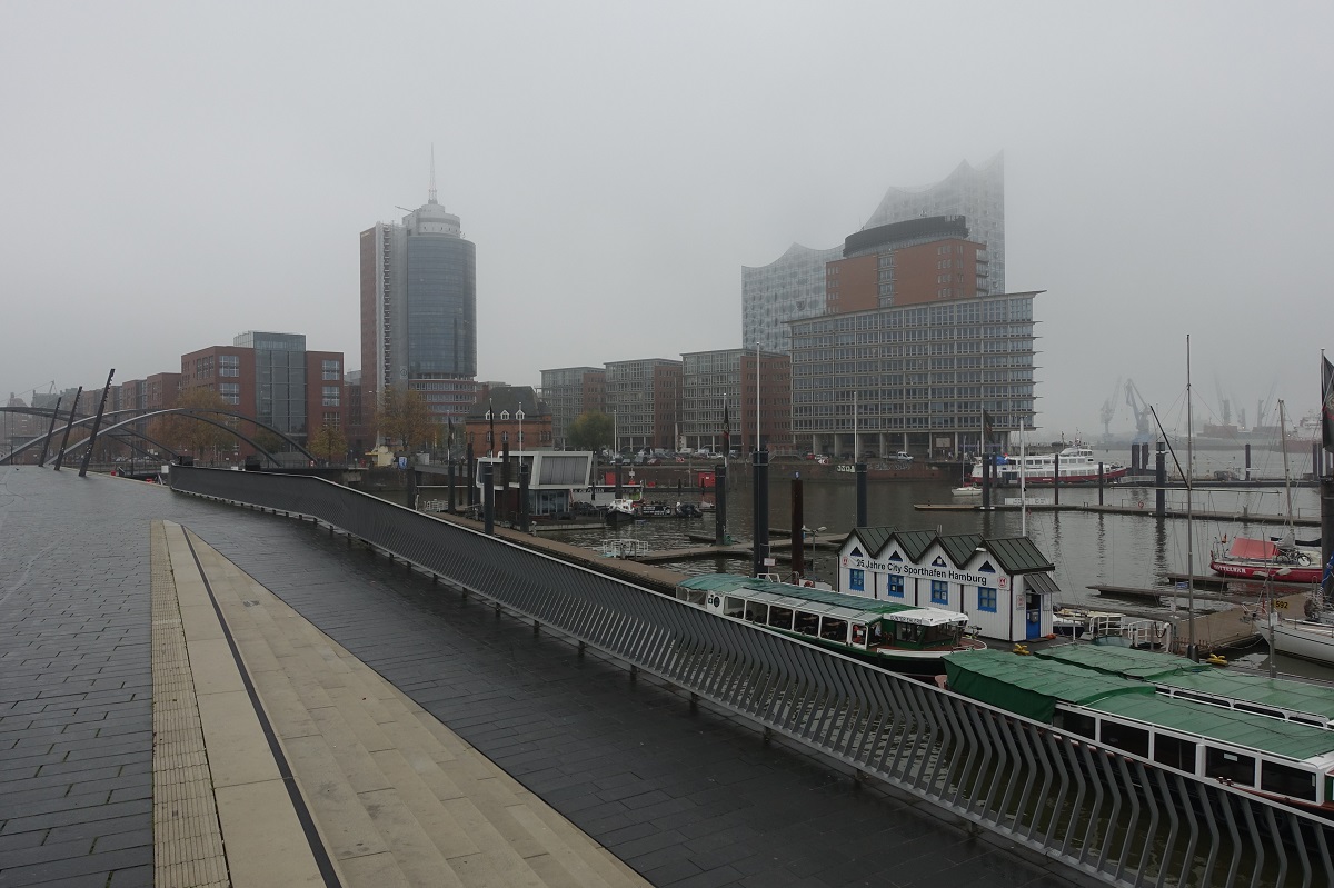 Hamburg am nebligen und trben 11.11.2020 (Karnevalsanfang): auf dem Hochwasserschutz Vorsetzen zwischen Baumwall und Landungsbrcken. Auch ganz leer, hier mit dem Blick in die Hafencity.