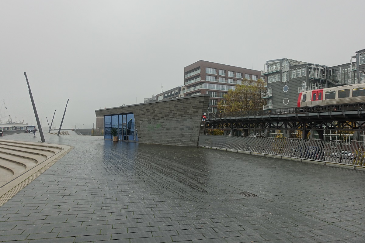 Hamburg am nebligen und trben 11.11.2020 (Karnevalsanfang): auf dem Hochwasserschutz Vorsetzen zwischen Baumwall und Landungsbrcken. Hier ist normalerweise, auch bei solchem Wetter, viel los. Corona bedingt garnichts mehr.