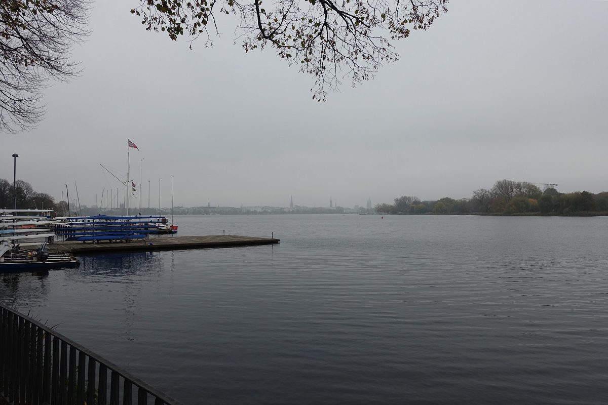 Hamburg am nebligen und trben 9.11.2020: ruhiges Wasser auf der Auenalster mit Blick vom Uhlenhorster Fhrhaus auf die Innenstadt