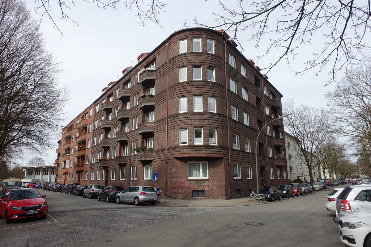 Hamburg am21.3.2021: Blick auf einen im Krieg stehengebliebenen Backsteinbau mit einer „runden Ecke“ /