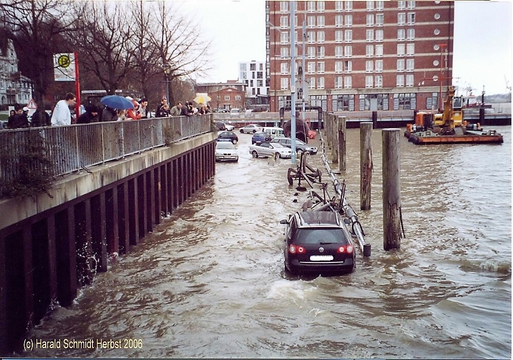 Hamburg Anfang 2006: Hochwasser am Museumshafen Neumhlen, beobachtet von der ffentlichen Verbindungsbrcke auf den Fhranleger Neumhlen (wenn man auf die Warnschilder geachtet htte, htte ich nicht dieses Foto machen knnen) scan vom Foto

