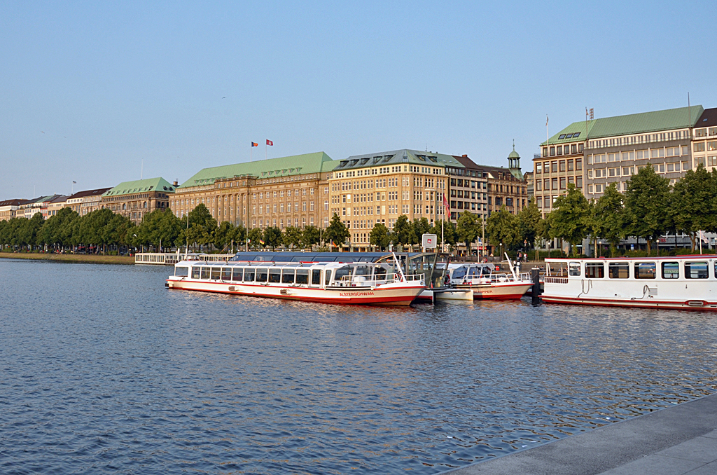 Hamburg - Ballindamm an der Binnenalster mit Rundfahrtschiffen - 12.07.2013