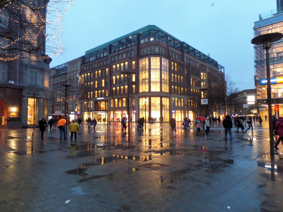 Hamburg bei  Schietwetter  am 15.1.2019: SDSEEHAUS, Mnckebergstr. Ecke Lange Mhren. Das Kontorhaus wurde 1911-1912 erbaut. Die ersten Firmen die dort einzogen, waren im Sdseehandel ttig, daher der Name Sdseehaus. Heute wird das ganz Gebude von dem Bekleidungshaus Peek&Cloppenburg genutzt.