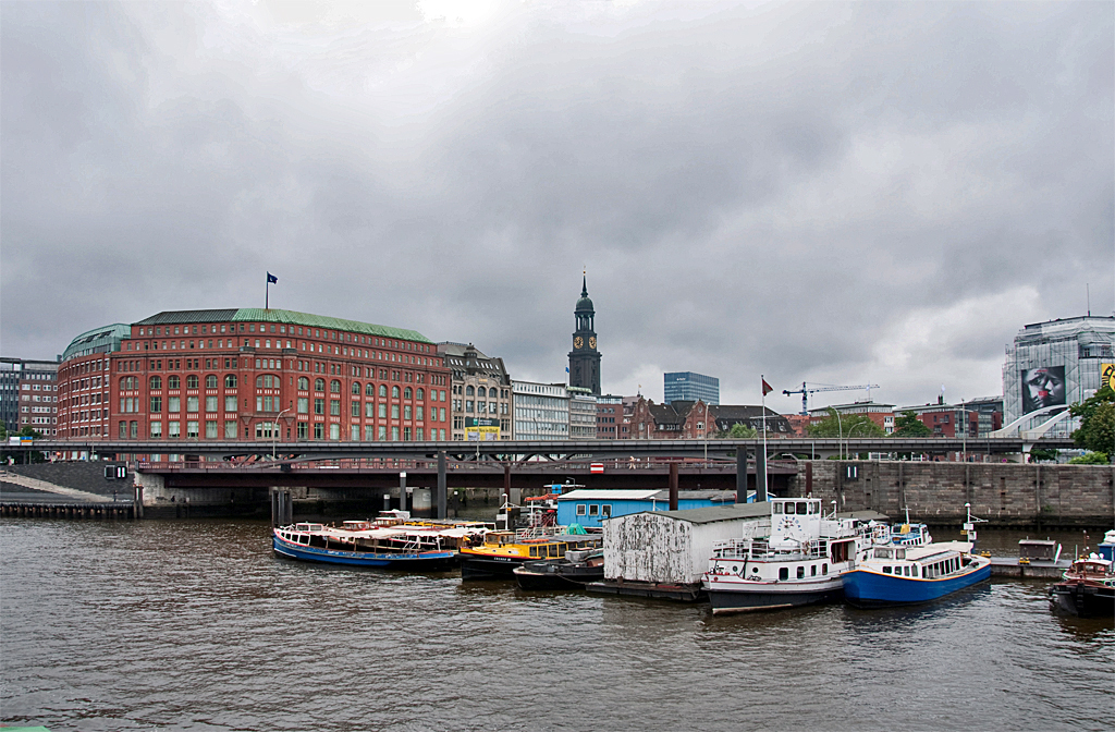 Hamburg - der Binnenhafen mit dem  Michel  im Hintergrund - 14.07.2013