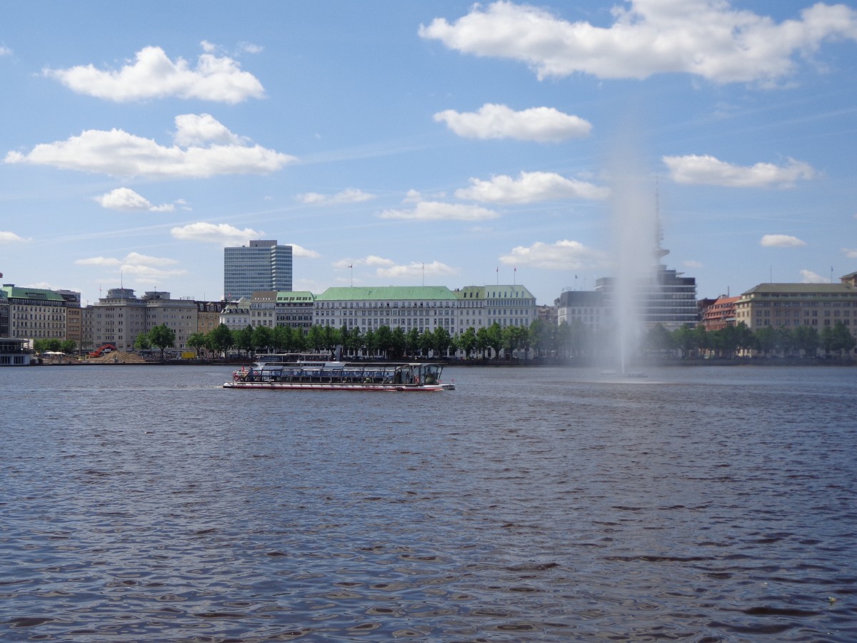 Hamburg: Blick vom Ballindamm ber die Binnenalster Richtung Neuer Jungfernstieg (30.05.14)