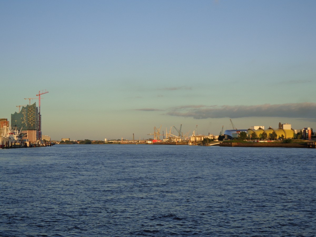 Hamburg: Blick von den Landungsbrcken auf die Elbe, rechts das Theater Knig der Lwen, links die Elbphilharmonie (29.05.14)